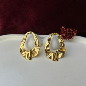 Brinco forma escultural dourado