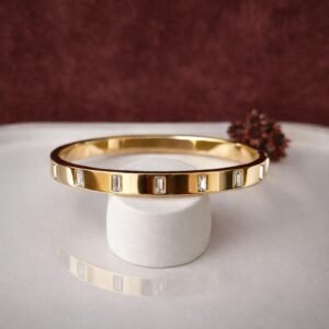 Bracelete minimalista com aplicações em pedra dourado