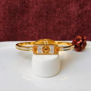 Bracelete com detalhe central dourado