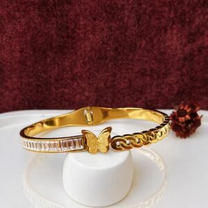 Bracelete borboleta moderna com pedras dourado