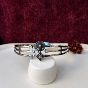Bracelete com detalhes geometricos e pedras Aço 316L