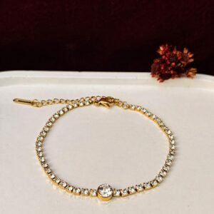 Pulseira delicada com ponto de luz dourada